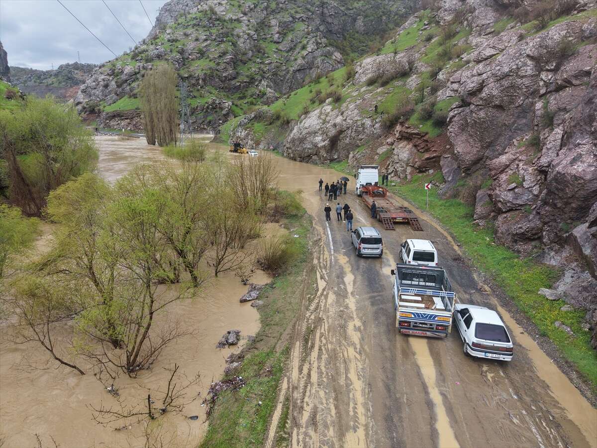 Yeni bir sel ve yol vakası daha! Dere taştı, kara yolu sular altında kaldı 1